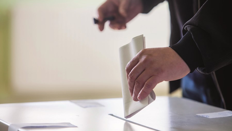Eleitores confinados devido à Covid-19 só podem, para já, votar antecipadamente a partir de casa e, para esse efeito, têm de se registar online entre 20 e 23 de janeiro 