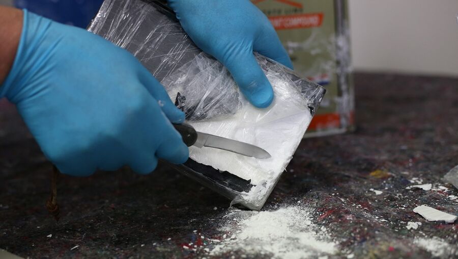 Meteram cocaína na mala do menor
