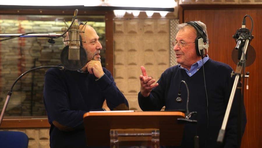 Carlos Mendes e Carlos Alberto Moniz em estúdio a gravar o novo tema de 'Cantigas de Marear'