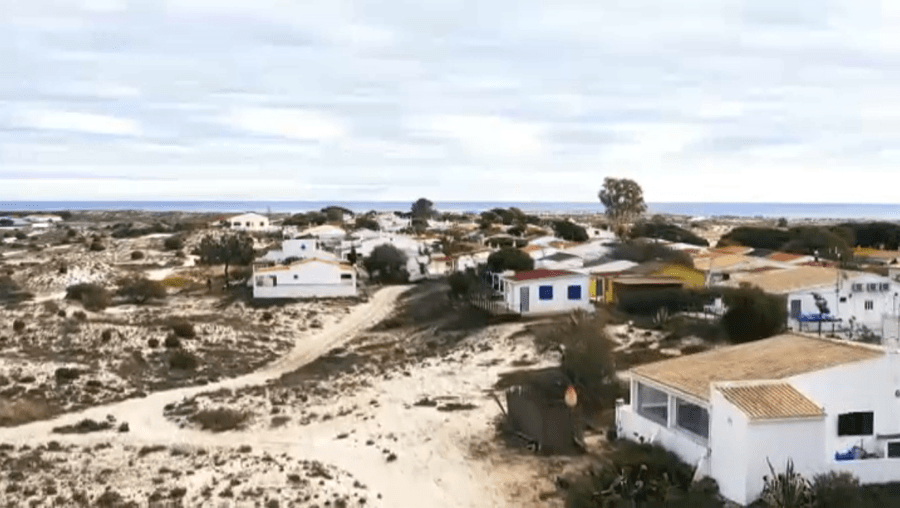 Mais de 100 casas na Ilha da Armona arriscam demolição