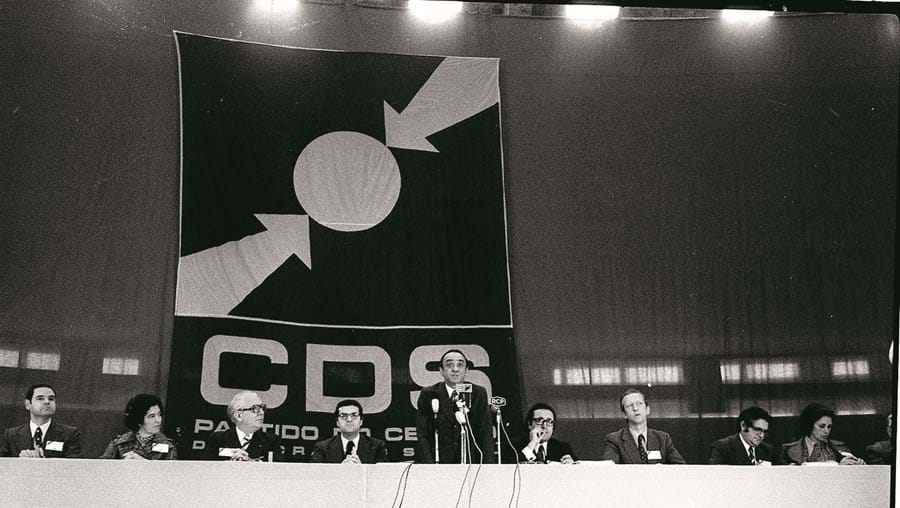 Freitas do Amaral (o 3º da esquerda) e Amaro da Costa (o 5º) no I Congresso do CDS 