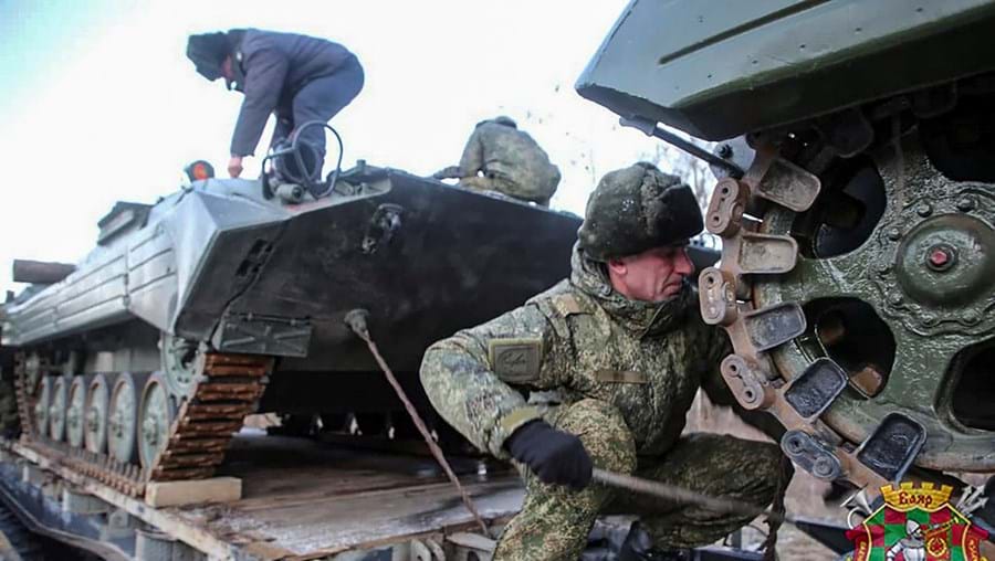 Rússia tem 100 mil militares na fronteira com a Ucrânia e deslocou agora um vasto contingente para a Bielorrússia