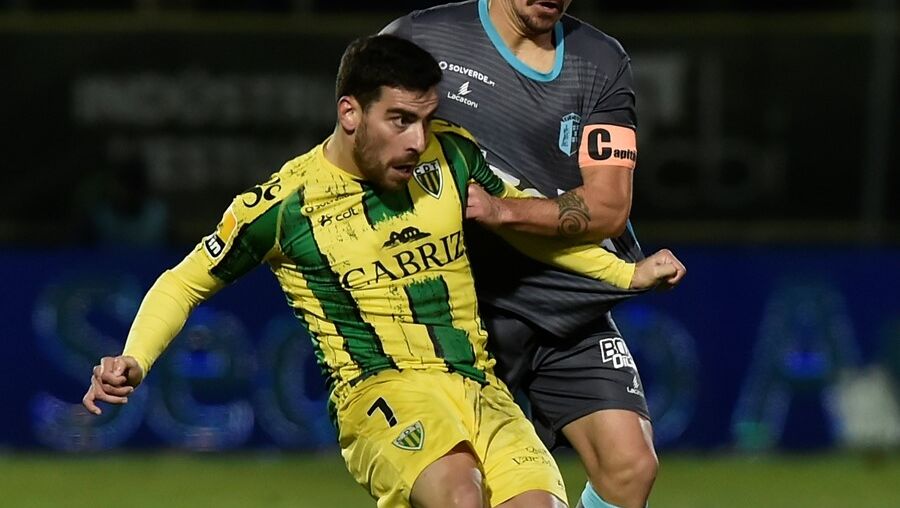 Salvador Agra (Tondela) ganha o lance a Samu (Vizela)