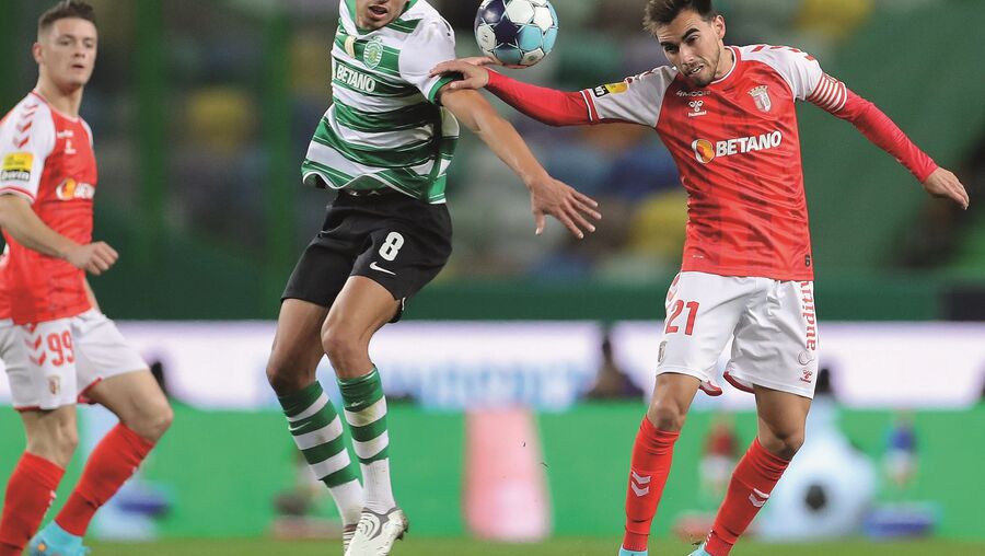 Matheus Nunes e Ricardo Horta em lance dividido