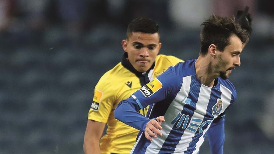 Fábio Vieira (FC Porto) tenta fugir à marcação de Bruno Rodrigues (Famalicão) em lance do jogo 
