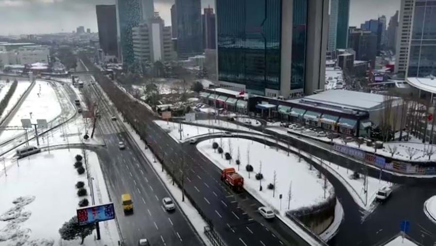Tempestade de neve afeta voos em Istambul e retém centenas de condutores em Atenas