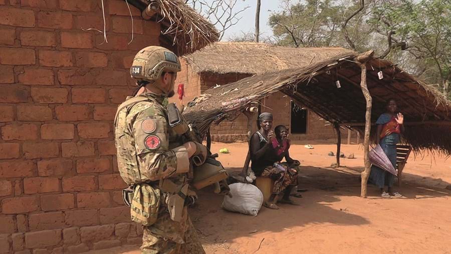 Militar português numa patrulha de segurança junto das populações deslocadas nos arredores de Bangui 