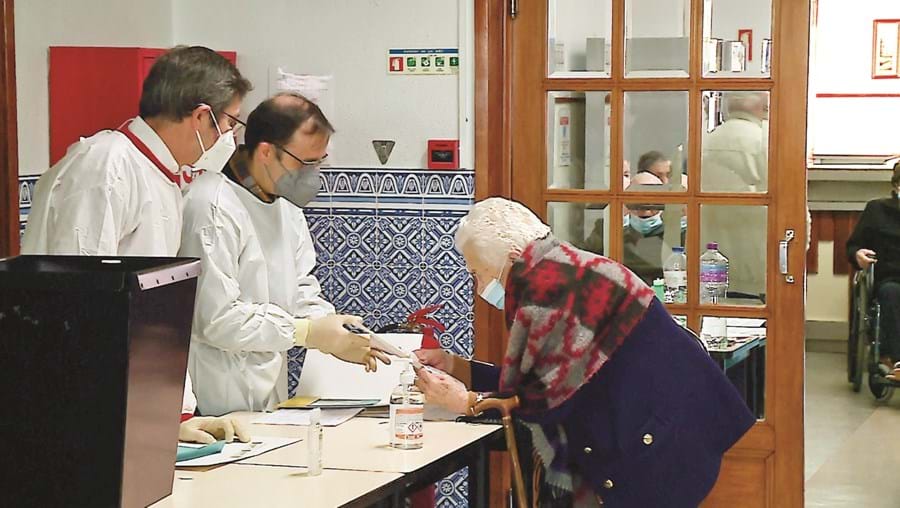 Momento em que técnicos da autarquia entregam boletim de voto à idosa quase centenária no lar de Santa Isabel