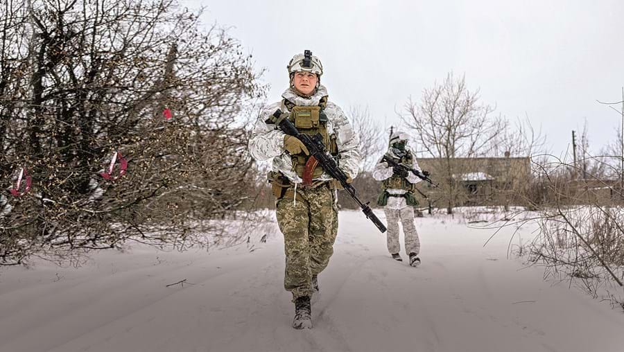 Militares ucranianos em patrulha junto à fronteira com a Rússia. Moscovo concentrou mais de 100 mil militares na zona e ameaça invadir se os EUA e a NATO não lhe derem “garantias de segurança” 