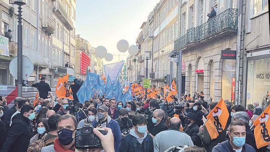 Arruadas do PSD e IL cruzaram-se na rua de Santa Catarina, no Porto