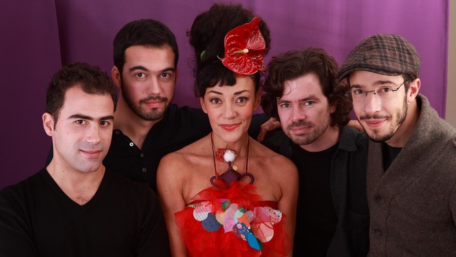 A cantora Maria João volta a subir ao palco com os Ogre, seus companheiros de exploração musical na última década