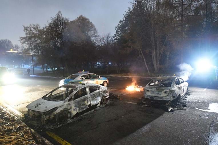 Carros queimados junta à Câmara Municipal de Almaty
