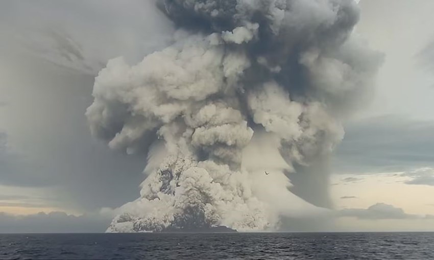 Foto dos Serviços Geológicos de Tonga, captada na véspera da erupção, revela que o vulcão já estava em atividade
