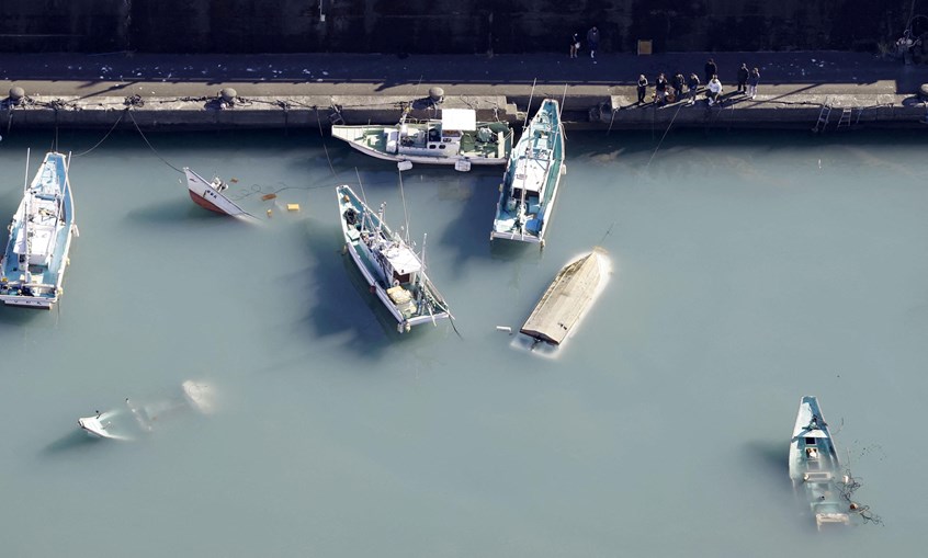 Barcos destruídos no Porto de Muroto, no Japão, onde cerca de 230 mil pessoas foram aconselhadas a saírem das zonas costeiras