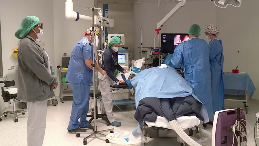 Cirurgia em bloco operatório e sob anestesia geral 
