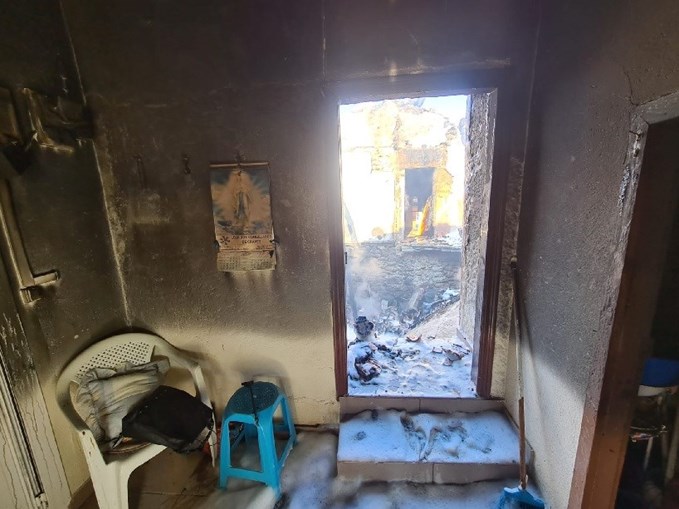 Idosa desalojada após incêndio em habitação em Chaves