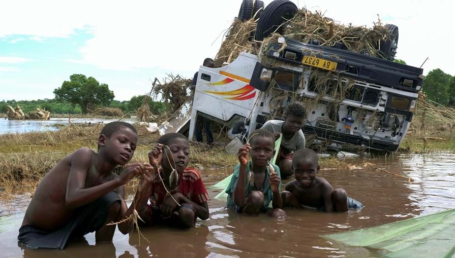 Crianças do Malawi após inundação