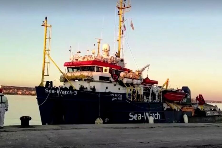 Mais de 400 migrantes resgatados pelo Sea Watch começam a desembarcar em Itália