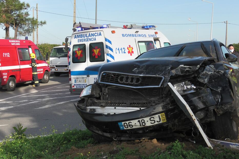 Colisão entre dois carros faz seis feridos em Sines