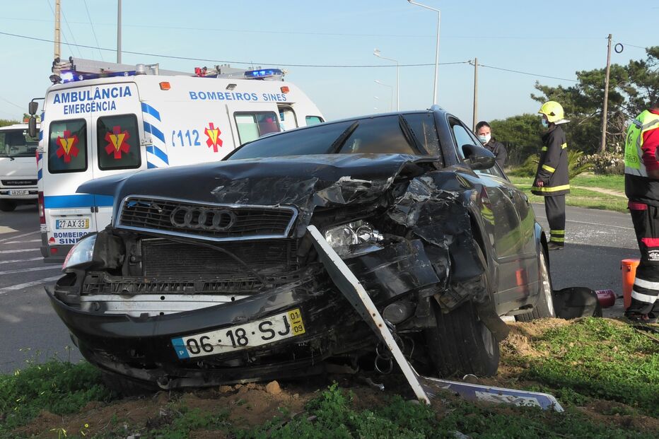 Colisão entre dois carros faz seis feridos em Sines