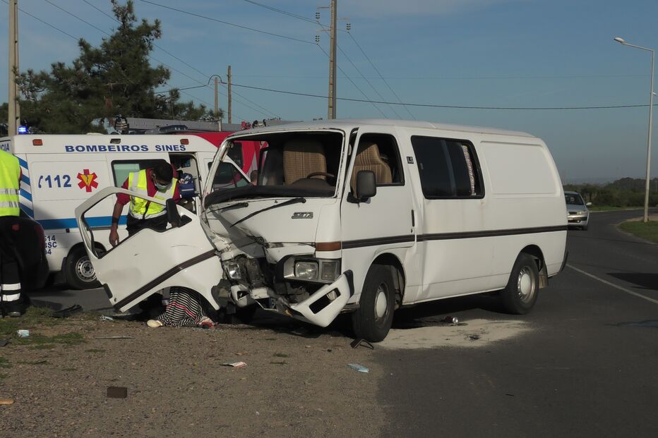 Colisão entre dois carros faz seis feridos em Sines
