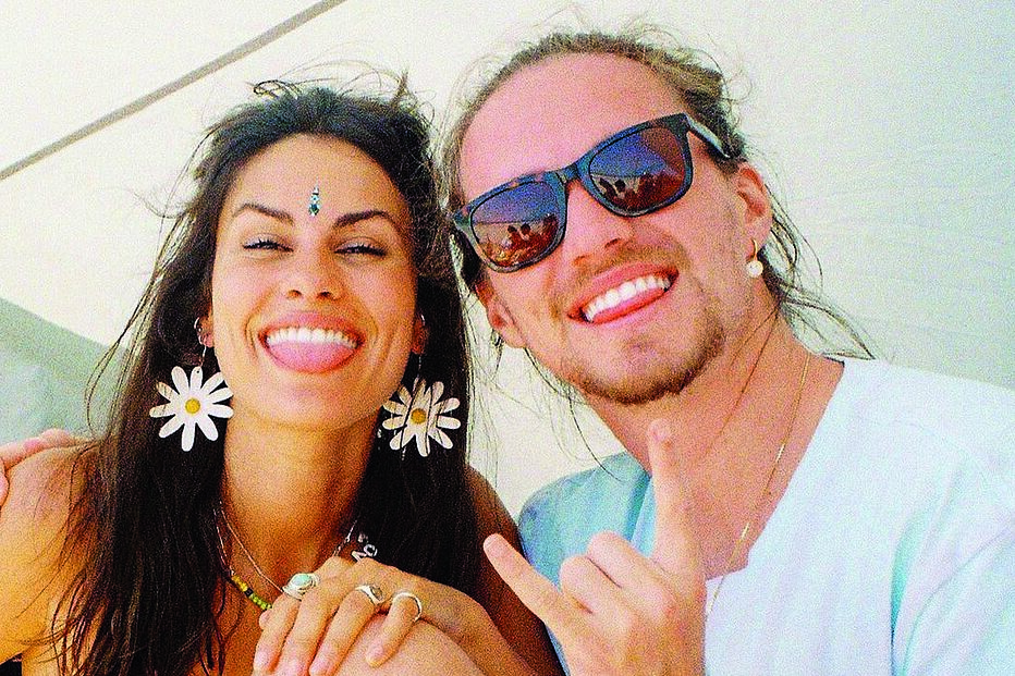 Carolina e Vitor viviam relação à distância 