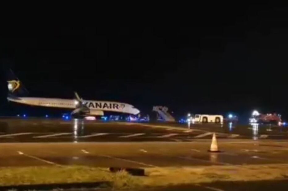 Voo da Ryanair com destino a Faro aterra de emergência em França