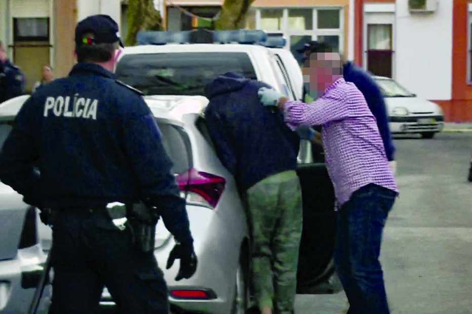 Suspeitos foram levados por inspetores da Polícia Judiciária para as instalações da PSP de Beja, onde vão permanecer até serem ouvidos por um juiz 
