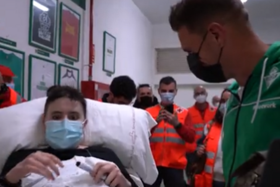 Miguel Toral, jovem que seguia a equipa de futebol espanhola numa maca 