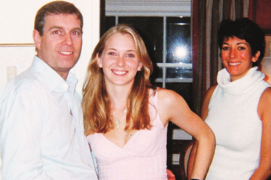Príncipe André abraçado a Virgina Giuffre em 2001 com Ghislaine Maxwell ao lado, na mansão de Jeffrey Epstein