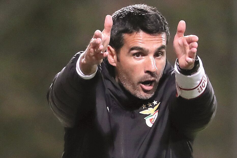 No dia em que se tornou treinador principal, Veríssimo teve a notícia da morte da mãe 