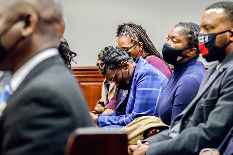 Prisão perpétua para pai e filho que perseguiram e mataram jovem afro-americano de 25 anos