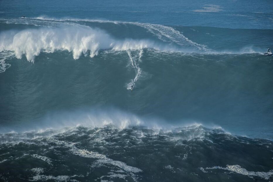 Pelo menos três surfistas feridos ao desafiarem ondas gigantes na Nazaré
