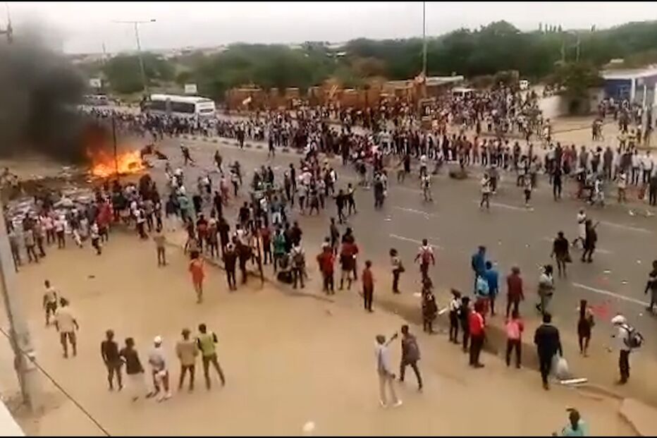 Confrontos e vandalismo marcam primeiras horas de greve dos taxistas em Luanda