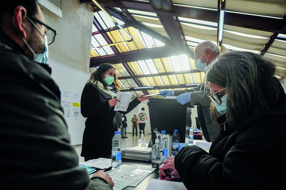 Recomendação aos eleitores em confinamento para ir votar presencialmente a partir das 17h ou 18h no dia 30 está a ser avaliada 