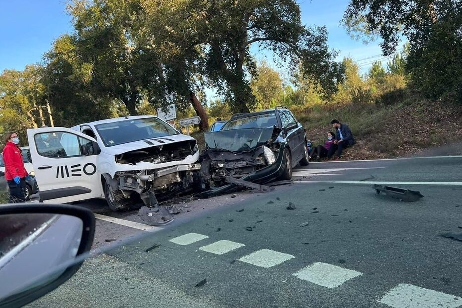 Colisão frontal provoca cinco feridos em Santiago do Cacém