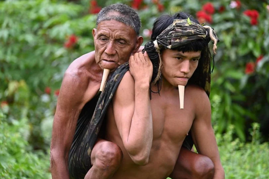 Índio carrega pai às costas durante seis horas para o levar a um centro de vacinação Covid-19