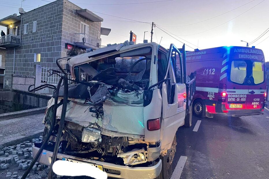 Colisão violenta entre carrinha e camião faz um ferido em Penafiel