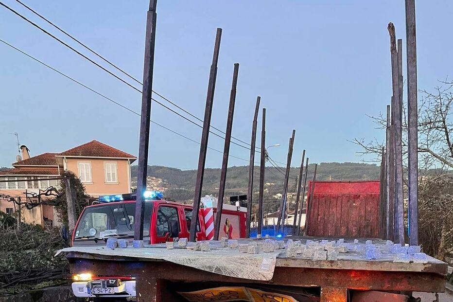 Colisão violenta entre carrinha e camião faz um ferido em Penafiel