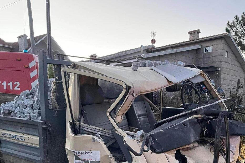 Colisão violenta entre carrinha e camião faz um ferido em Penafiel