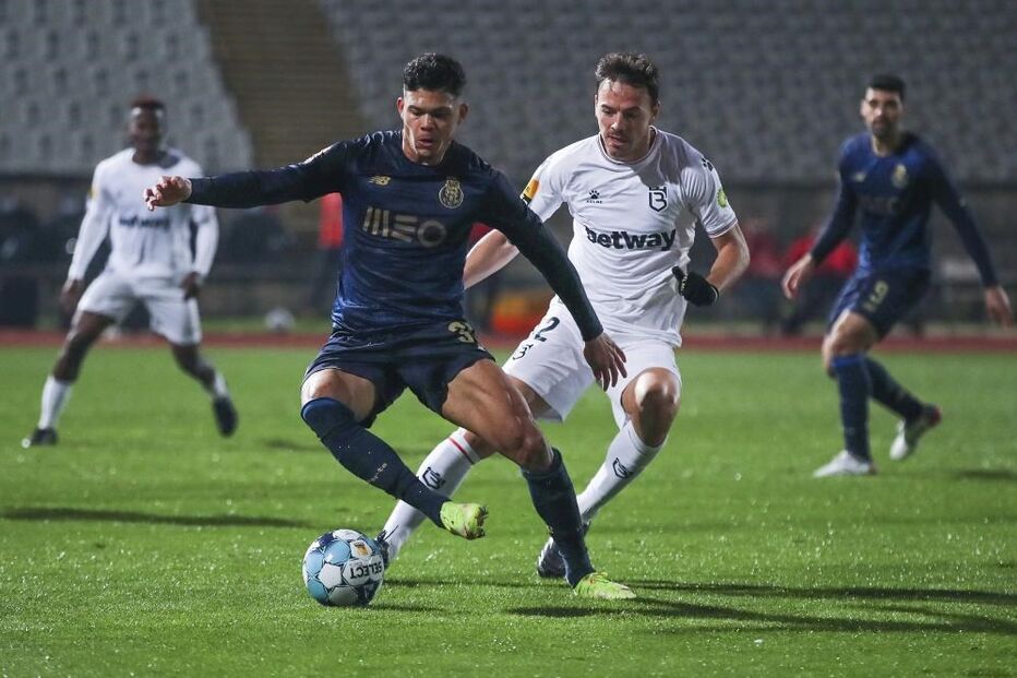 Evanilson, homem do jogo, em despique com Yohan Tavares, no Jamor 