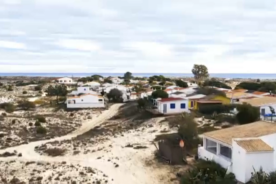 Mais de 100 casas na Ilha da Armona arriscam demolição