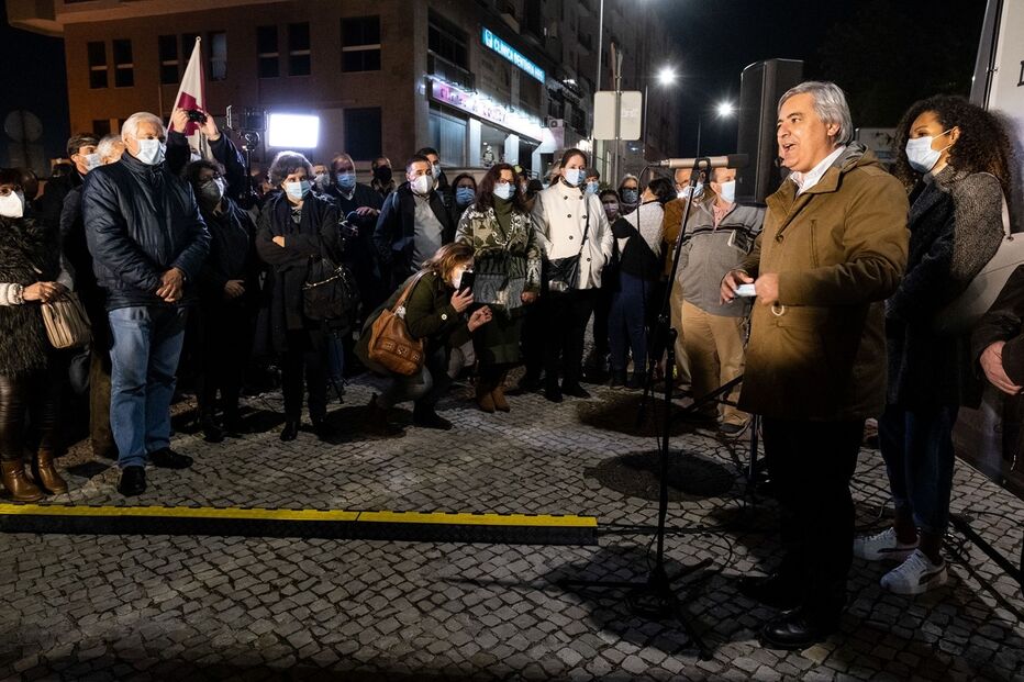 Cerca de duas centenas de pessoas protestaram à porta do hospital contra a falta de pessoal médico 