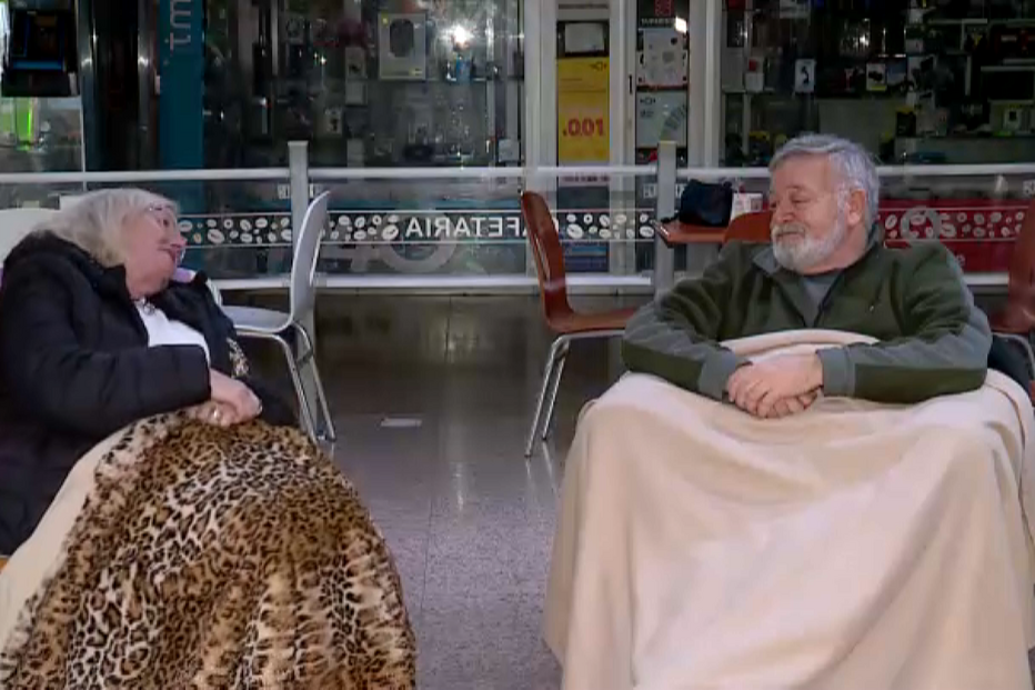 Despejados do Bonfim: Lojistas vivem drama e dormem à porta de centro comercial em Setúbal noites a fio