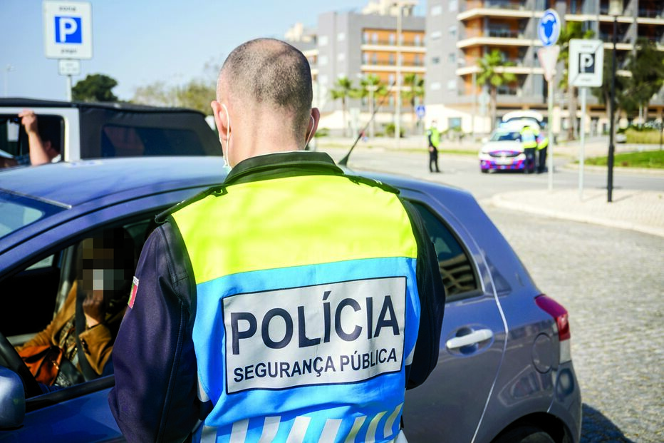 Agentes da Divisão de Trânsito da PSP de Lisboa estavam envolvidos no esquema que permitiu a condutores manter a carta de condução