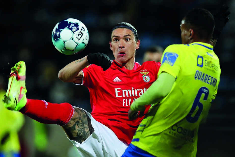 Darwin Núñez tenta desviar a bola ao defesa do Arouca, Quaresma