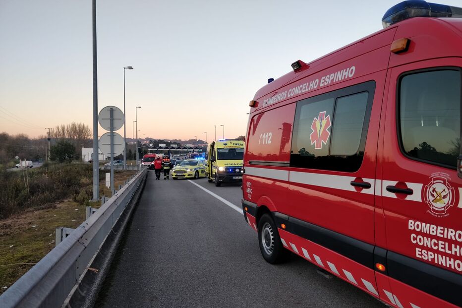 Um ferido grave em colisão entre dois carros em Santa Maria da Feira