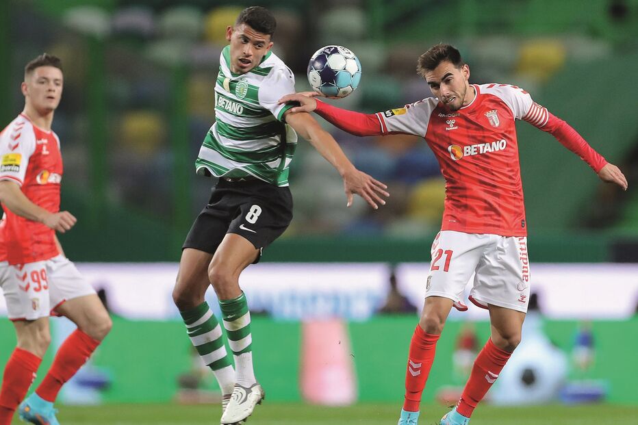 Matheus Nunes e Ricardo Horta em lance dividido