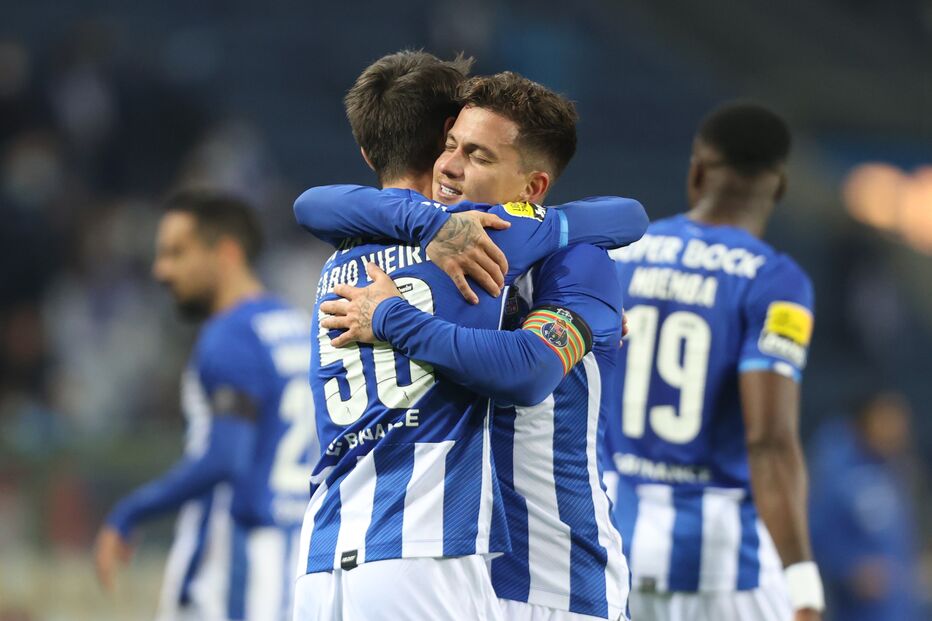 Capitão Otávio remata para o primeiro da partida