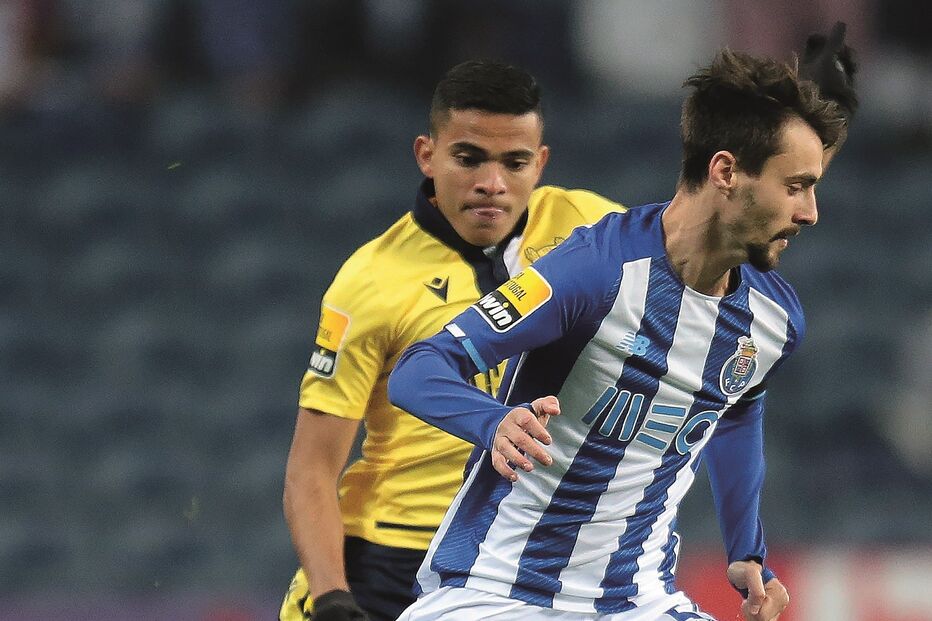Fábio Vieira (FC Porto) tenta fugir à marcação de Bruno Rodrigues (Famalicão) em lance do jogo 